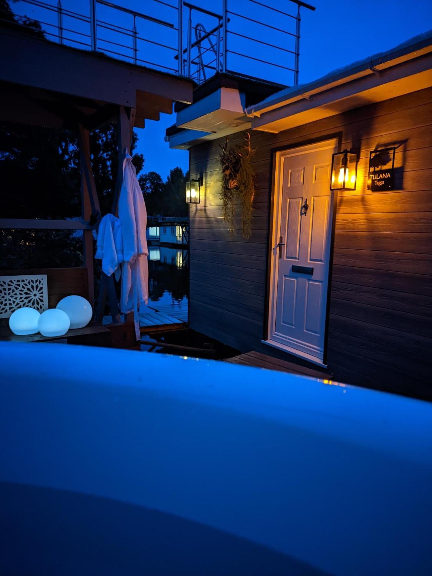 Tulana Taggs - Floating Home On Idyllic Island Hampton Hill Экстерьер фото